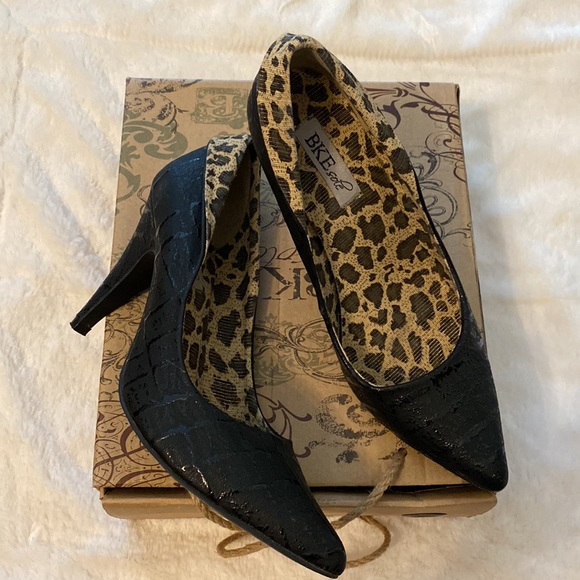 BKE Heels, size 8.5, textured material with leopard print details - Picture 6 of 6